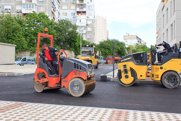 Полагане на пътна настилка