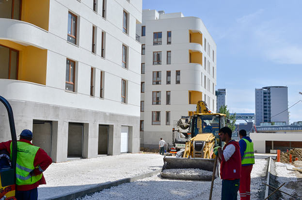 подготовка на пътната настилка между блокове Върба и Бреза